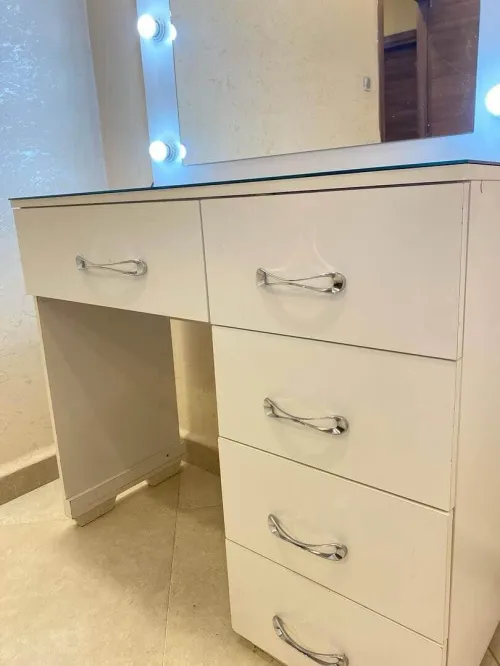 Coiffeuse et table de nuit 