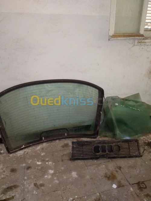 نوافذ جانبية وزجاج خلفي كبير 