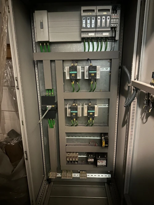 Deux armoires électriques pour la commande dun système HVAC