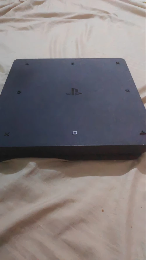PS4 slim comme neuf jamais teftah 