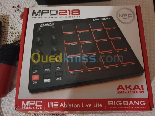 AKAI MPD218 mini pad controller 