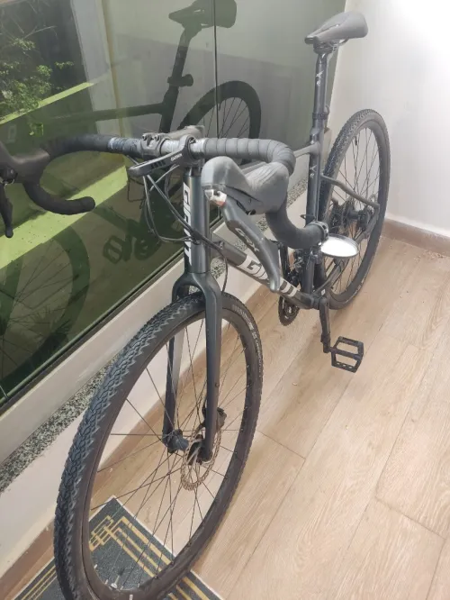 Vélo  GIANT gravel taille 57