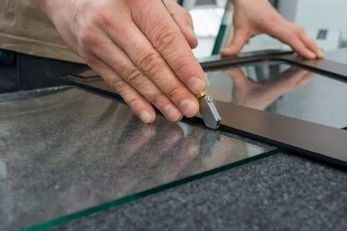 VITRIER MIROITIER A DOMICILE زجاج و مرايا