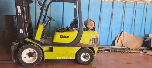 Chariot élévateur clark 3ton 2005