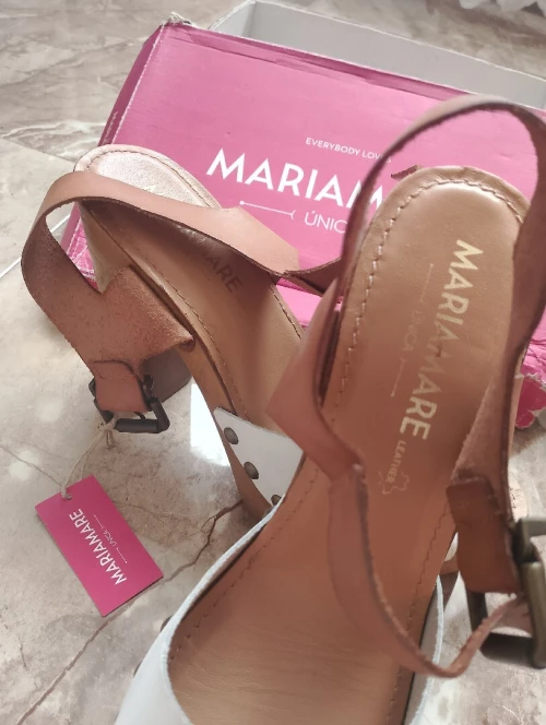 Sandales compensées en cuir naturel MARIAMARE  blanc et camel