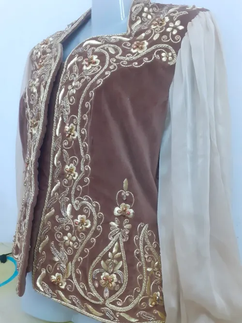 Donne cour de madjboud et fetla et chaara à la main 