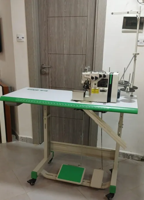surjeteuse industrielle Zoje 4 fils- état quasi neuf + table complète 