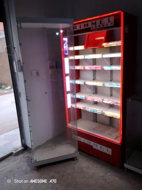 vitrines et présentoirs et caisse فيترينات و بريزونتوار وكاس