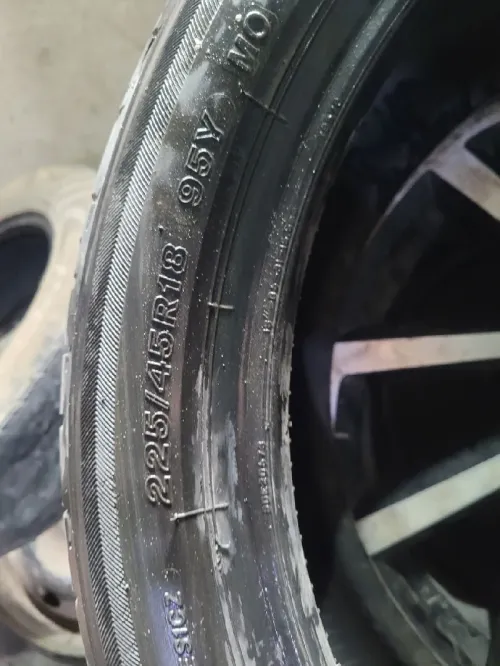 بنو 225/45R18 95Y Bridgestone بحالة ممتازة