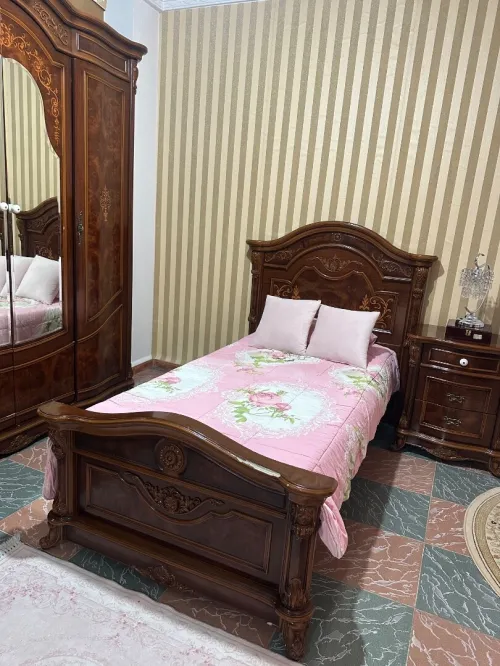 Chambre à coucher deux lits coiffeuse table de nuit armoire