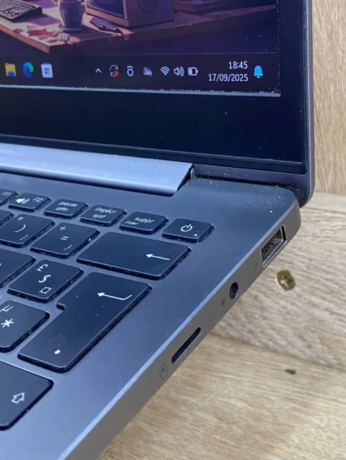 ASUS ZENBOOK 13 UX331UA/i5-8250U / 8 GB DDR 3 256GB SSD