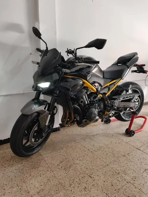 Kawasaki Z900 gold 2026
