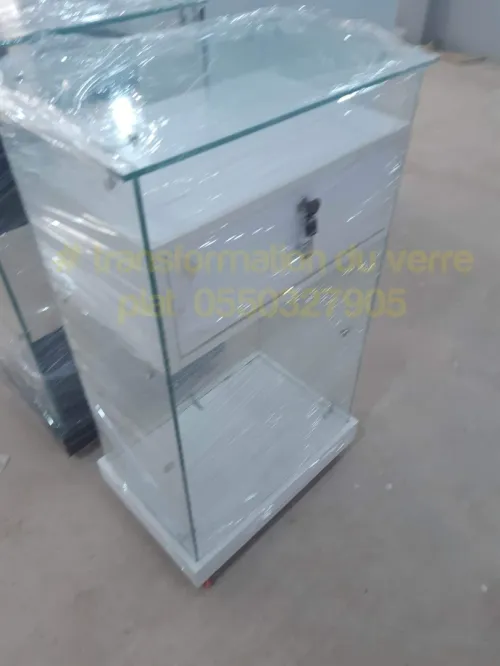 Armoire et comptoir d'exposition en verre 