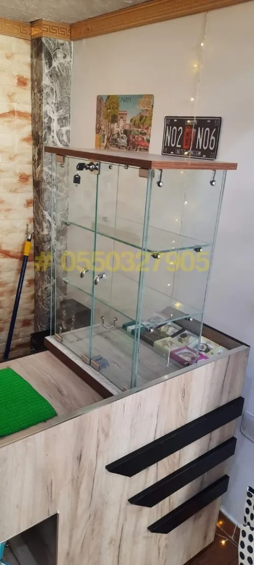 Armoire et comptoir d'exposition en verre 