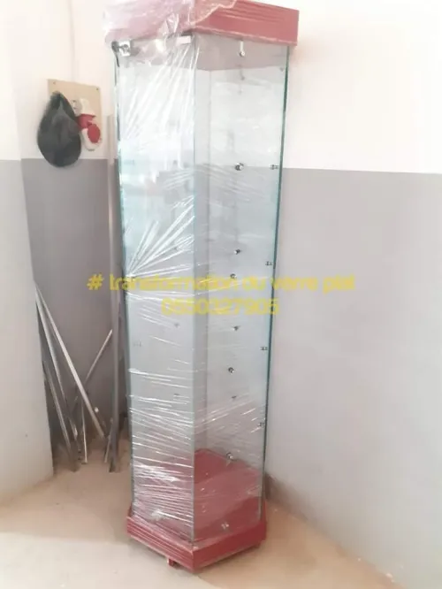 Armoire et comptoir d'exposition en verre 