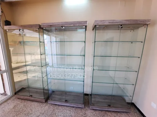 Armoire et comptoir d'exposition en verre 