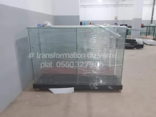 Vitrine et présentoir d'exposition en verre 