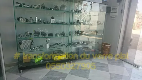 Vitrine et présentoir d'exposition en verre 