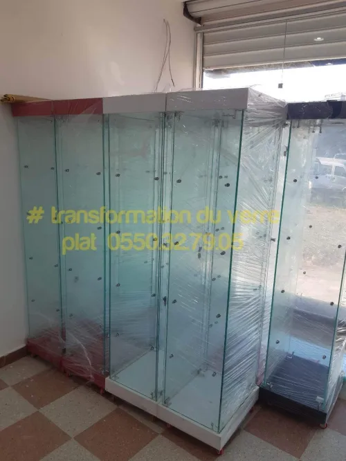 Armoire et comptoir d'exposition en verre 