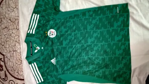 قميص المنتخب عليه توقيعات