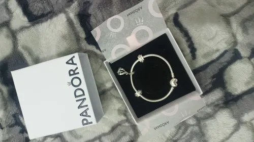 Bracelet pandora à charms 