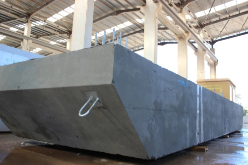 Barge flottante en béton préfabriqué 
