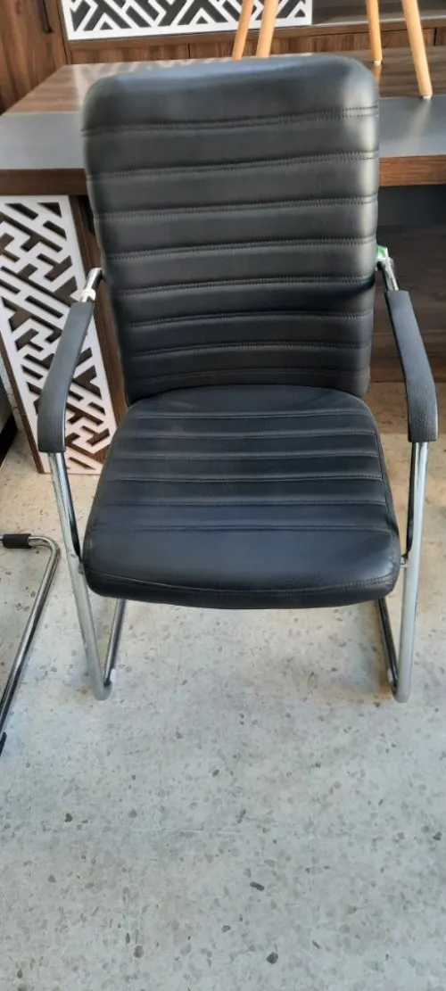 Chaise visiteur confortable modèle 3