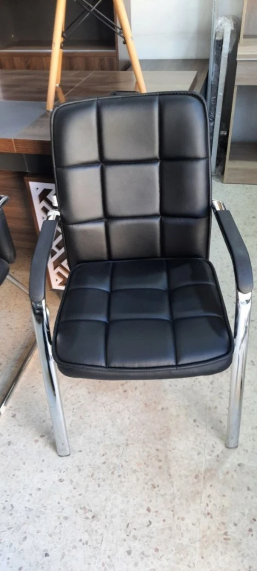 Chaise visiteur confortable