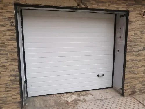 Porte sectionnelle de panneaux sandwich