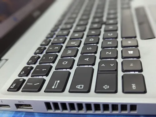 Dell latitude 5511 I5 10300H 16GB 256 SSD HD 15.6 "
