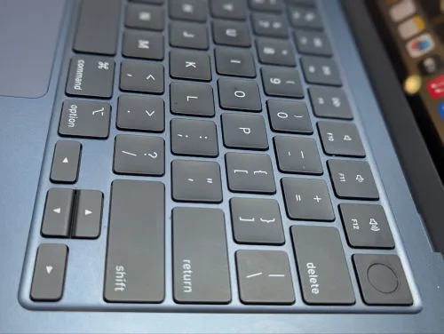 Appel MacBook air 2022 13.6 M2 8GB 256 SSD BLEU TITANUM