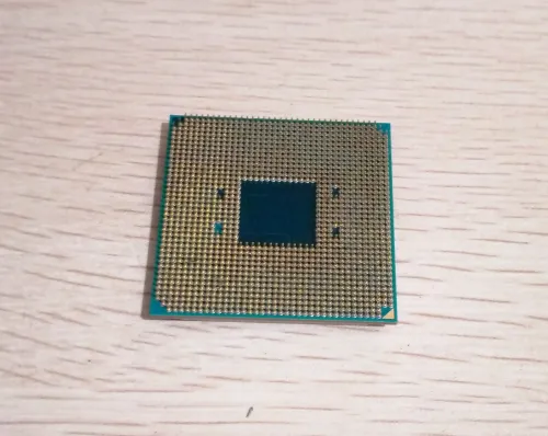 Processeur AMD 3200G avec Refroidisseur d'origine.