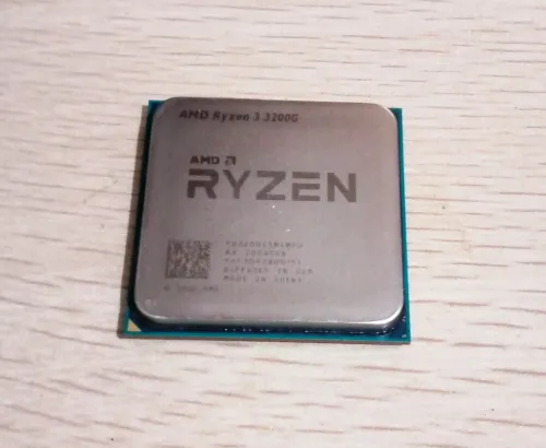 Processeur AMD 3200G avec Refroidisseur d'origine.