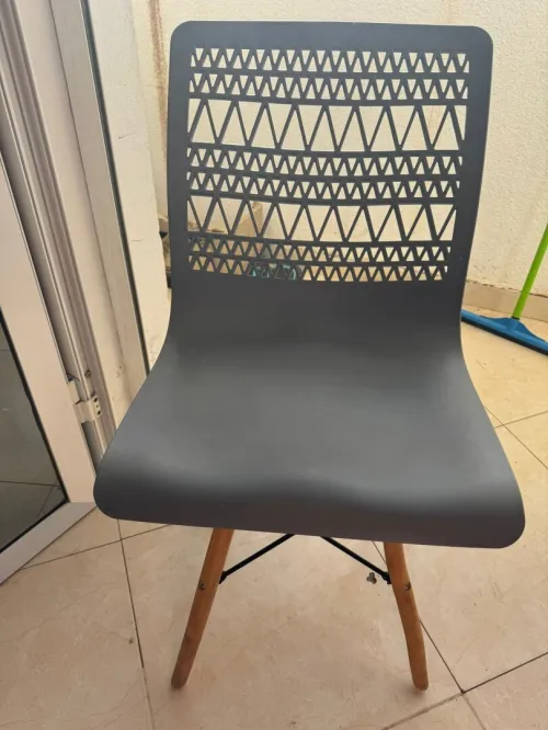 Un lot de commode buffet chaise table