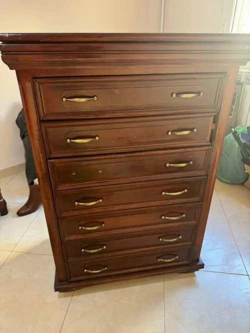 Un lot de commode buffet chaise table