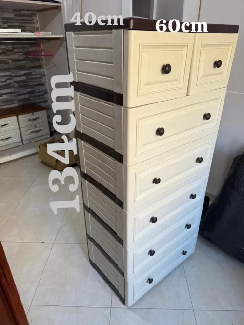 Un lot de commode buffet chaise table