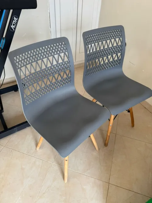 Un lot de commode buffet chaise table