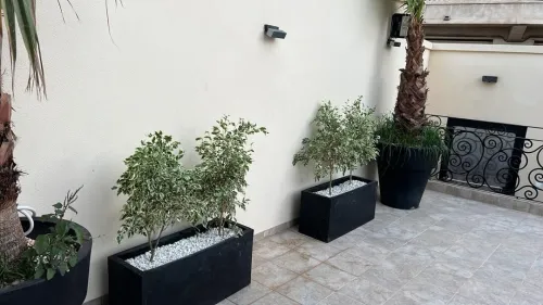 Aménagement floral de terasses avec des pots et plantes d'intérieur et extérieure 0559360090 