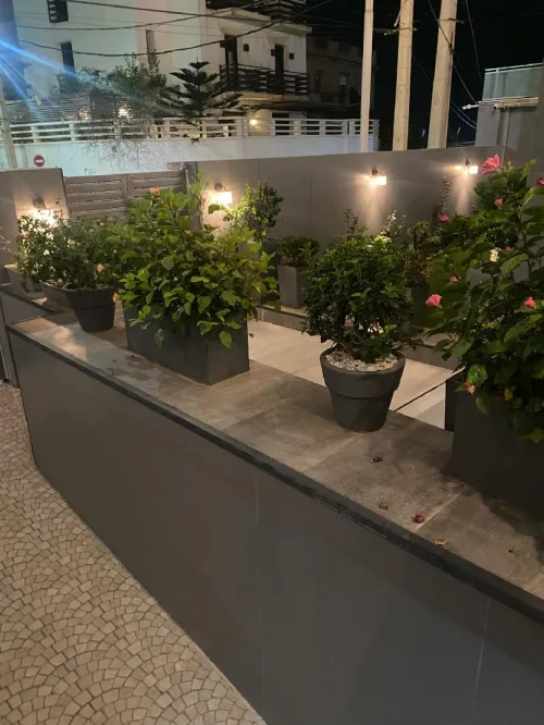 Aménagement floral de terasses avec des pots et plantes d'intérieur et extérieure 0559360090 
