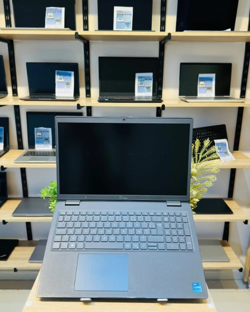 DELL Latitude 3520    i5-1145G7 24/512