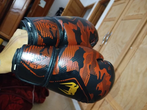 Gants de boxe Venum originaux.  قفازات ملاكمة Venum أصلية
