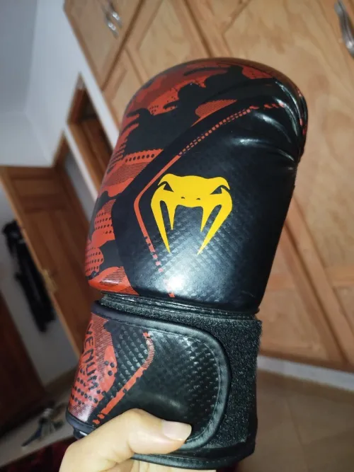 Gants de boxe Venum originaux.  قفازات ملاكمة Venum أصلية