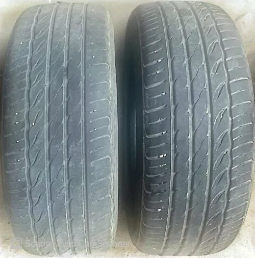 Deux pneus en très bon état, taille 205/55 R16.
