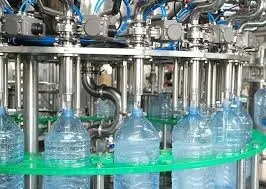Machine de remplissage d'eaux minérales et boissons gazeuses