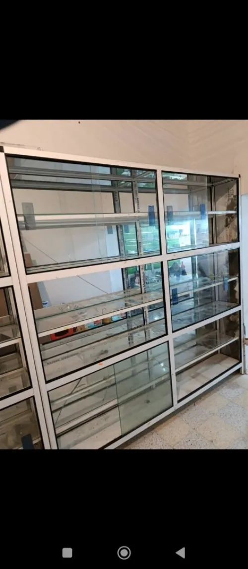 Étagère murale vitrine en aluminium