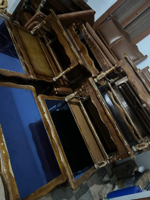 Tables et fauteuils cafétéria