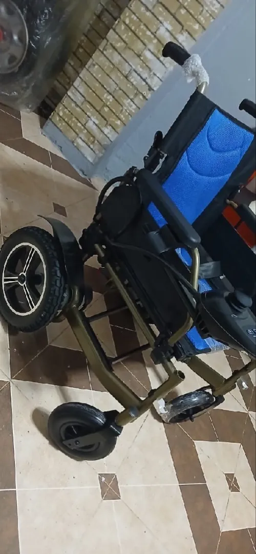Fauteuil roulant électrique bleu
