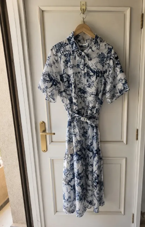 Robe longue imprimée bleu et blanc avec ceinture. Taille 48_50