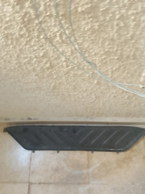 La plaque dû plastique dû parchoque à rier de la bâche nissan Navara
