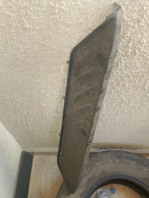 La plaque dû plastique dû parchoque à rier de la bâche nissan Navara